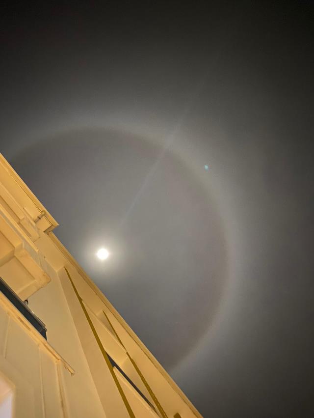 The 'moon ring' seen in many provinces after the earthquake woke civilians