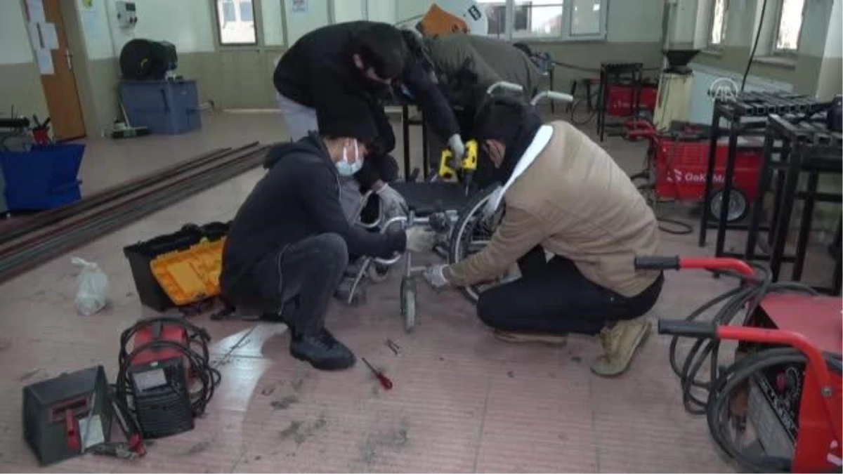 Son dakika haberi | Engellilerin tekerlekli sandalyelerini onaran liseliler gönüllere dokunuyor