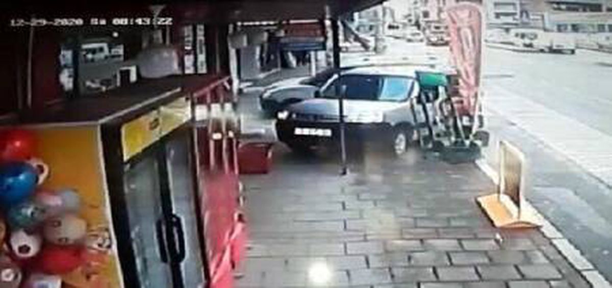 Son dakika haberi: Hafif ticari araç, taksiye çarptıktan sonra markete daldı; kaza anı kamerada