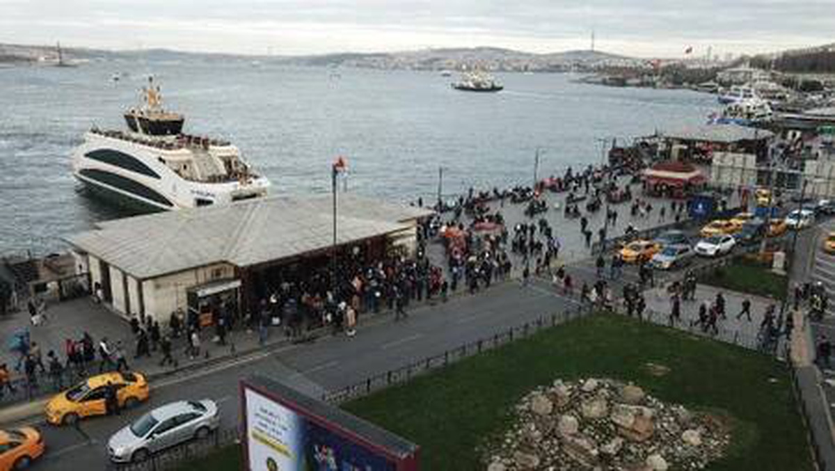 (Havadan fotoğraflarla)Güzel havayı gören Eminönü ve Galata Köprüsü\'ne akın etti