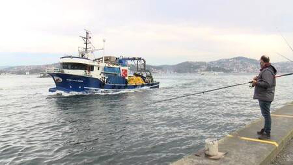 (Havadan fotoğraflarla) İstanbul Boğazı\'nda olta balıkçılarının isyanı: Oltamızı teknelere sallıyoruz