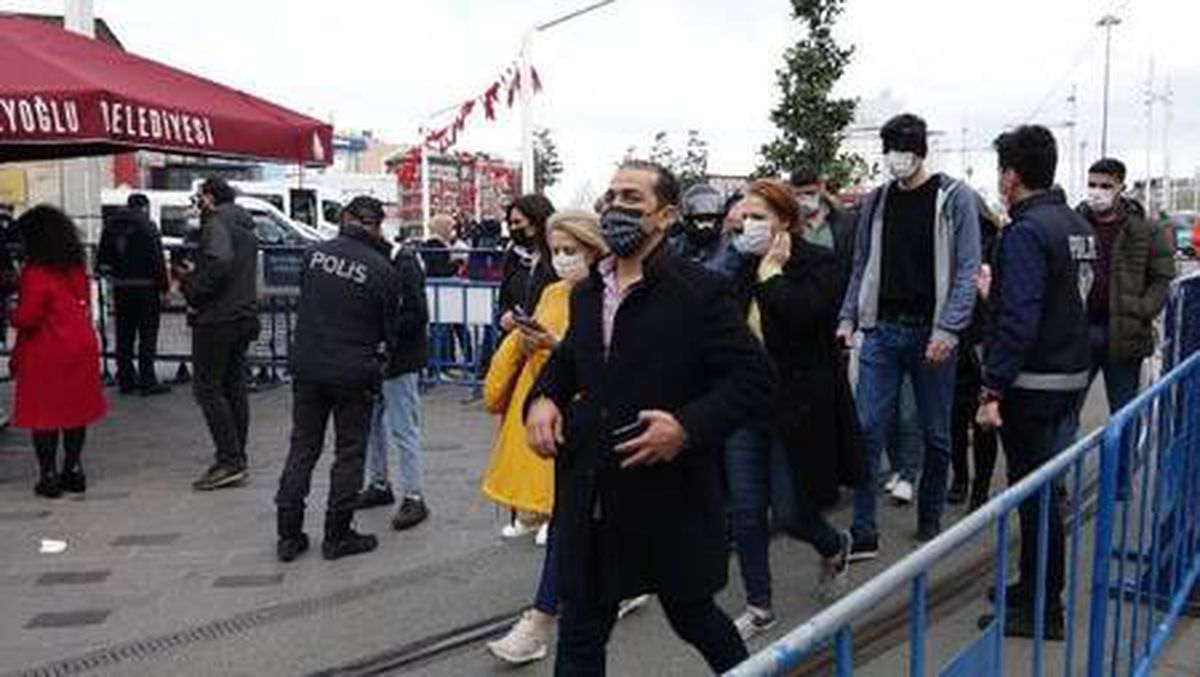İSTİKLAL CADDESİ\'NDE SICAK HAVANIN ETKİSİYLE YOĞUNLUK