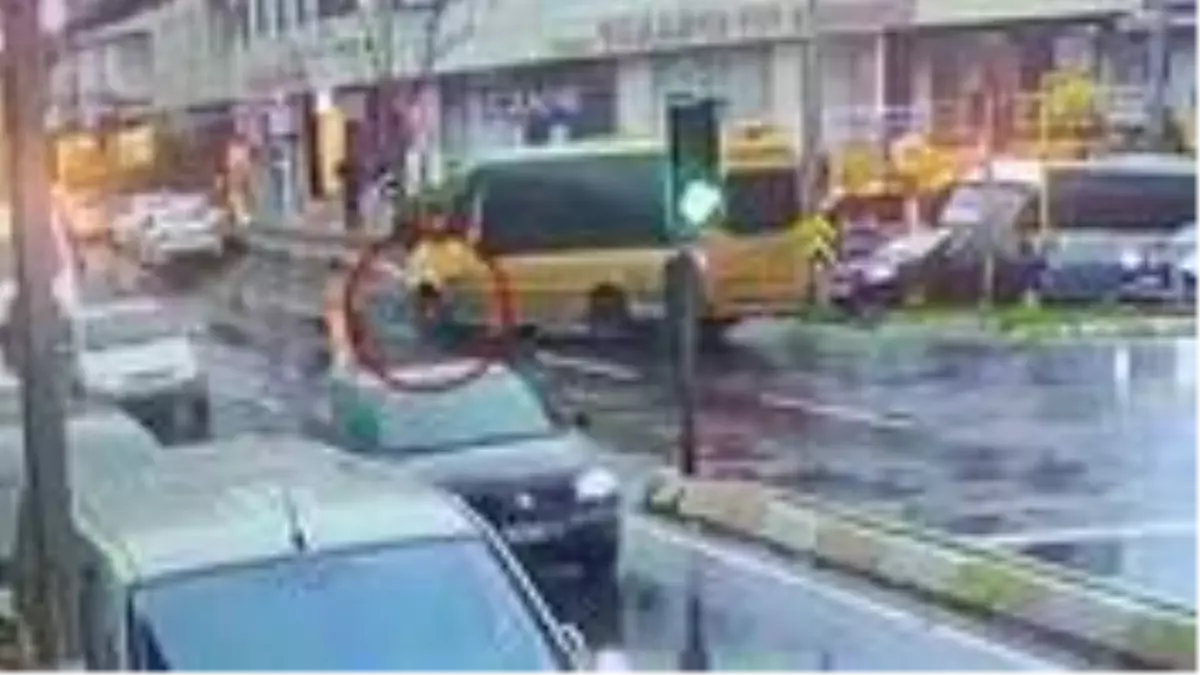 Talihsiz kadının kulağı koptu! Minibüs dehşeti kamerada