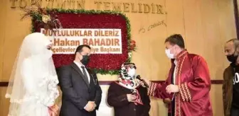 Kanser hastası annesinin son isteğini yerine getirmek için nikah masasına oturdu