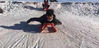 Kars'ta çocukların kızak keyfi