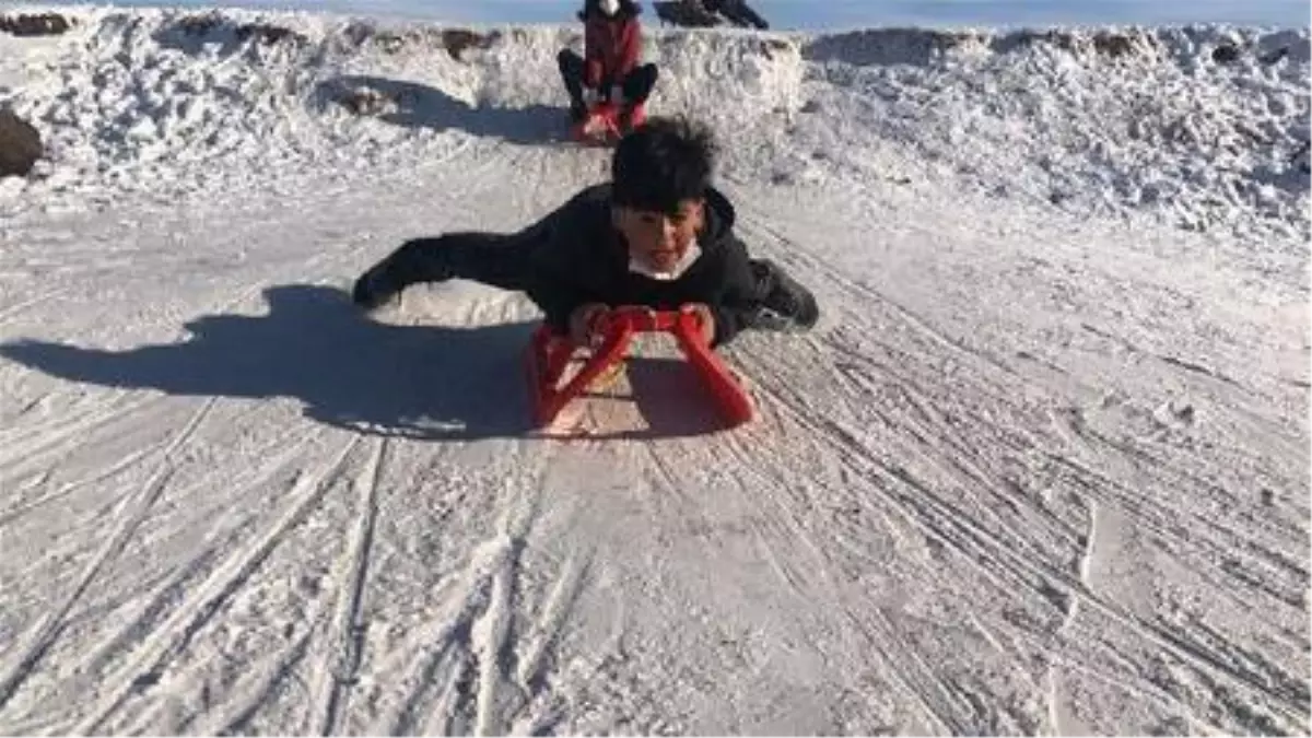 Kars'ta çocukların kızak keyfi