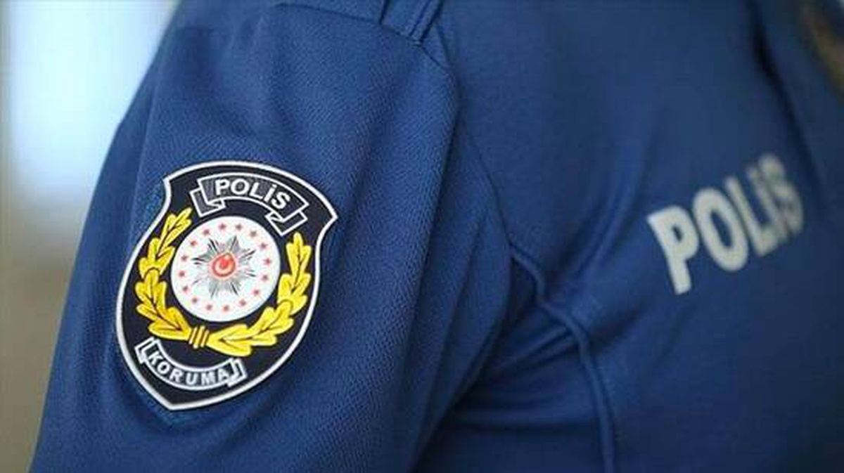 Maske takmaları konusunda kendilerini uyaran polislerin yüzüne tükürüp "Hasta olun" dediler