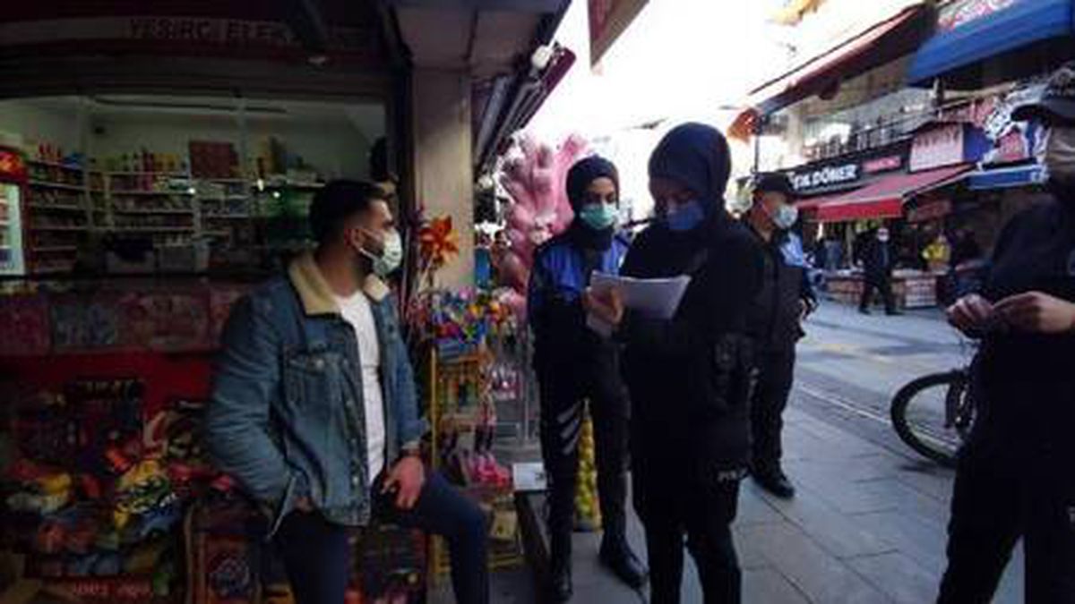 Maskesiz dolaşan esnaf, polisin uyarısıyla maske taksa da ceza yemekten kurtulamadı