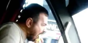 Minibüs şoförü, direksiyon başında yemek yiyerek yolcu taşıdı