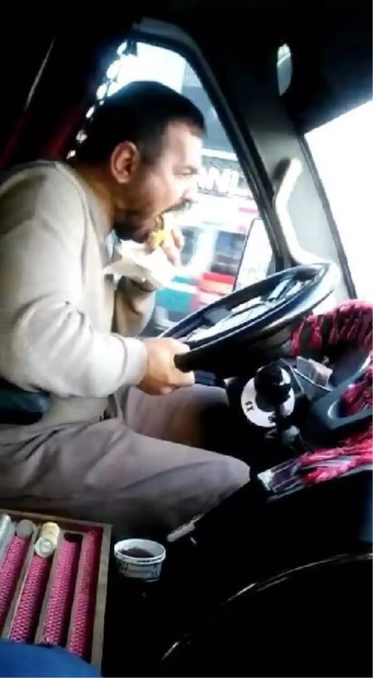 Minibüs şoförü, direksiyon başında yemek yiyerek yolcu taşıdı