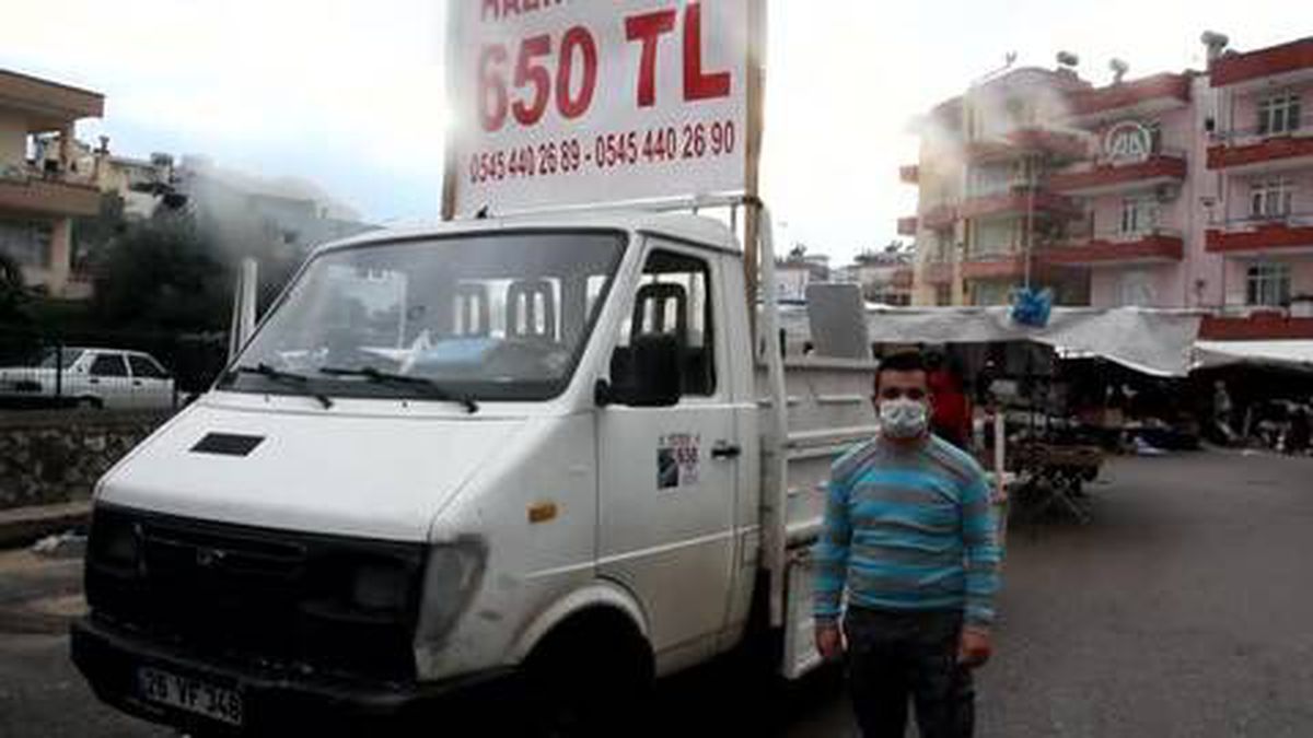 Pazarda "hazır mezar" tezgahı açtı