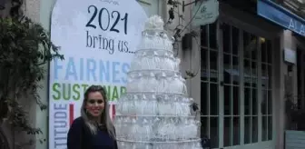 Plastik şişeler yılbaşı ağacına dönüştü