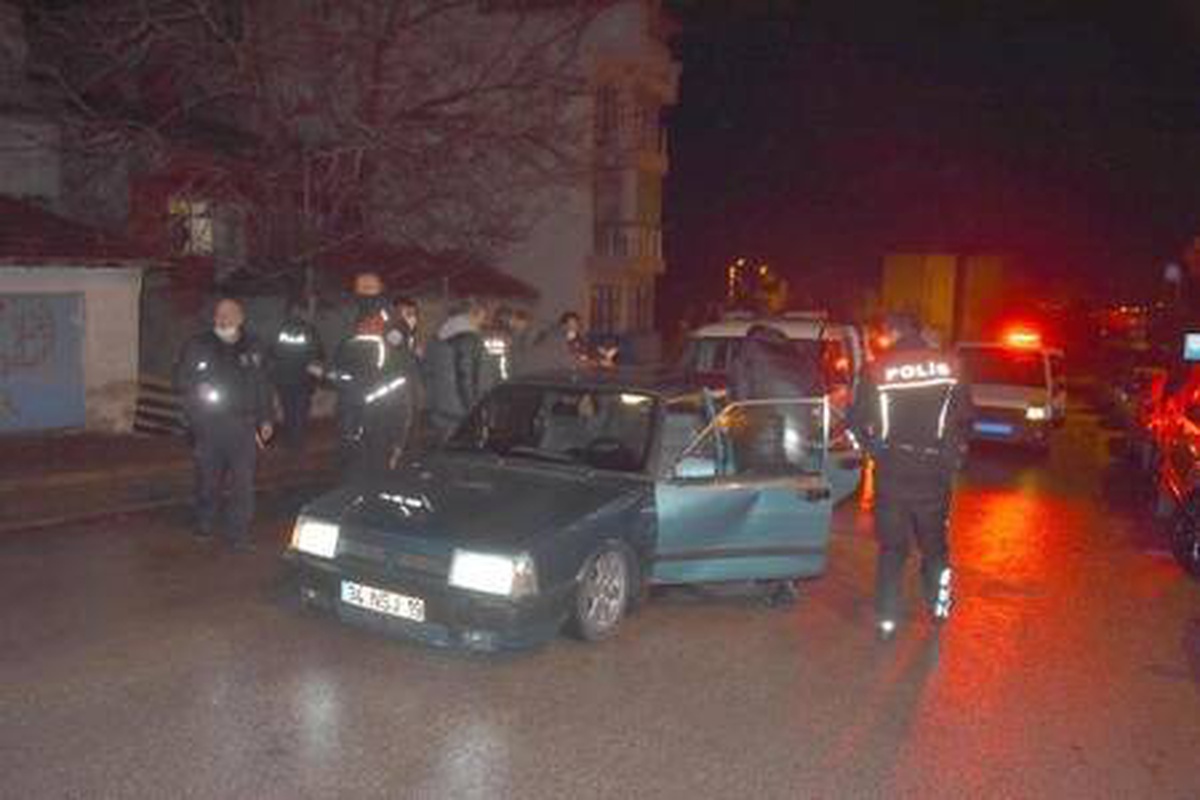 Polisin ihtarına uymayarak kaçan 3 kişinin bulunduğu otomobil kovalamaca sonucu yakalandı