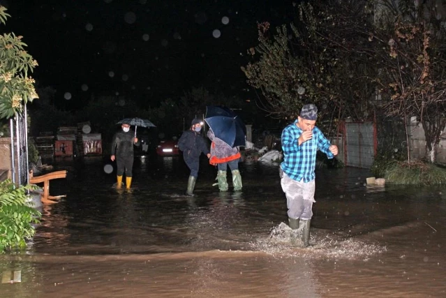 Sağanak yağışta su basan evi ağlattı