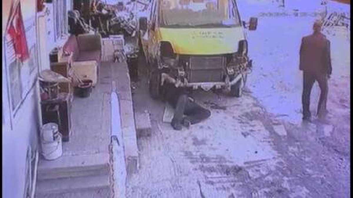 Tamir etmeye çalıştığı çekicinin altında can verdi (2)