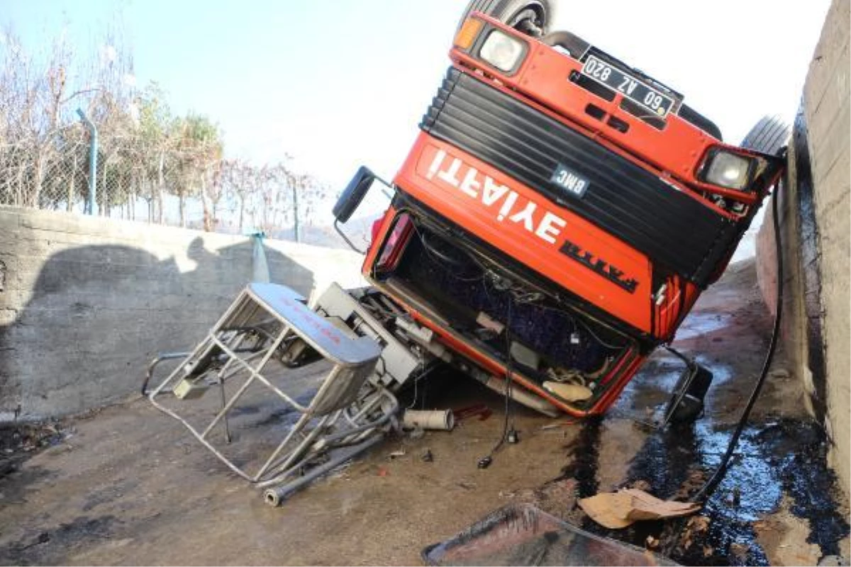 Tokat\'ta geri manevra yapan itfaiye aracı devrildi: 2 yaralı