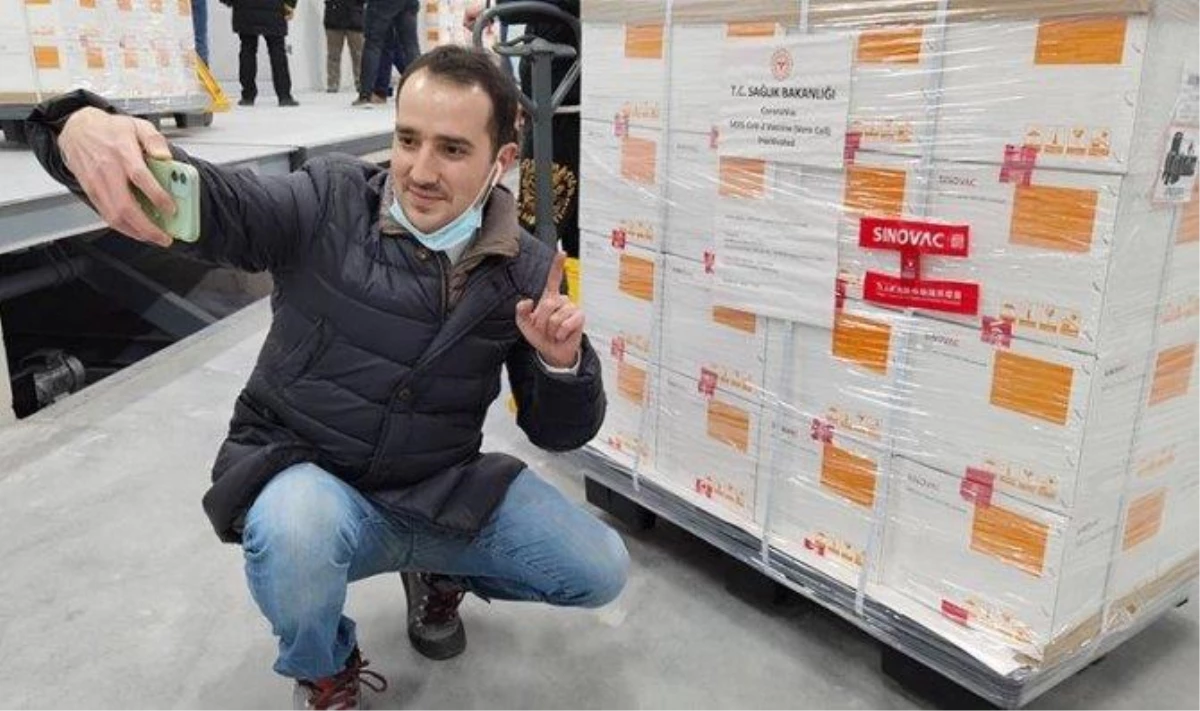 TRT muhabiri Çin aşılarının önünde poz verdi, fotoğraftaki ilaç firması detayı dikkat çekti