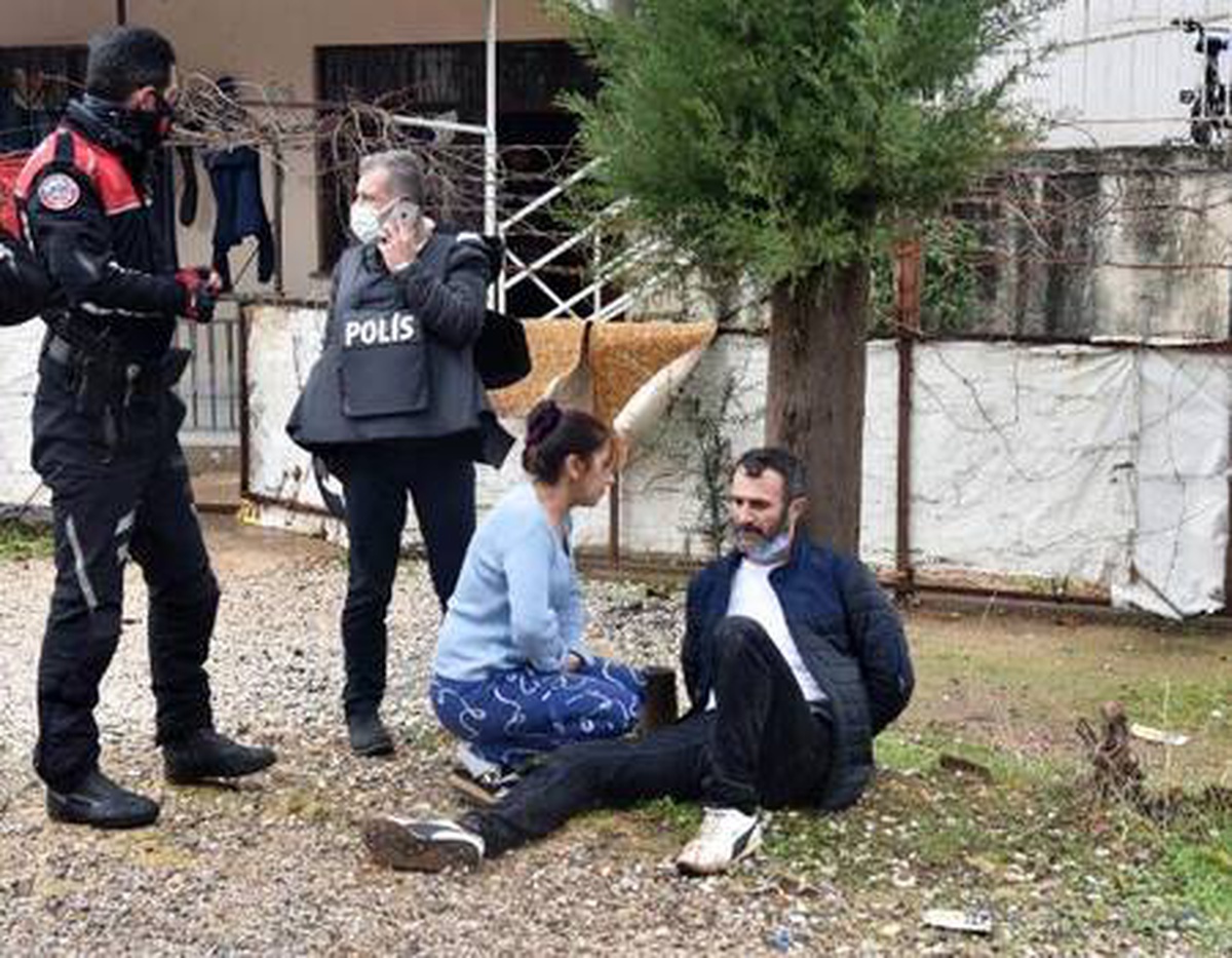 Son dakika haberi... Uyuşturucu hükümlüsü çıktığı çatıda polise yakalandı, eşi teselli etmeye çalıştı