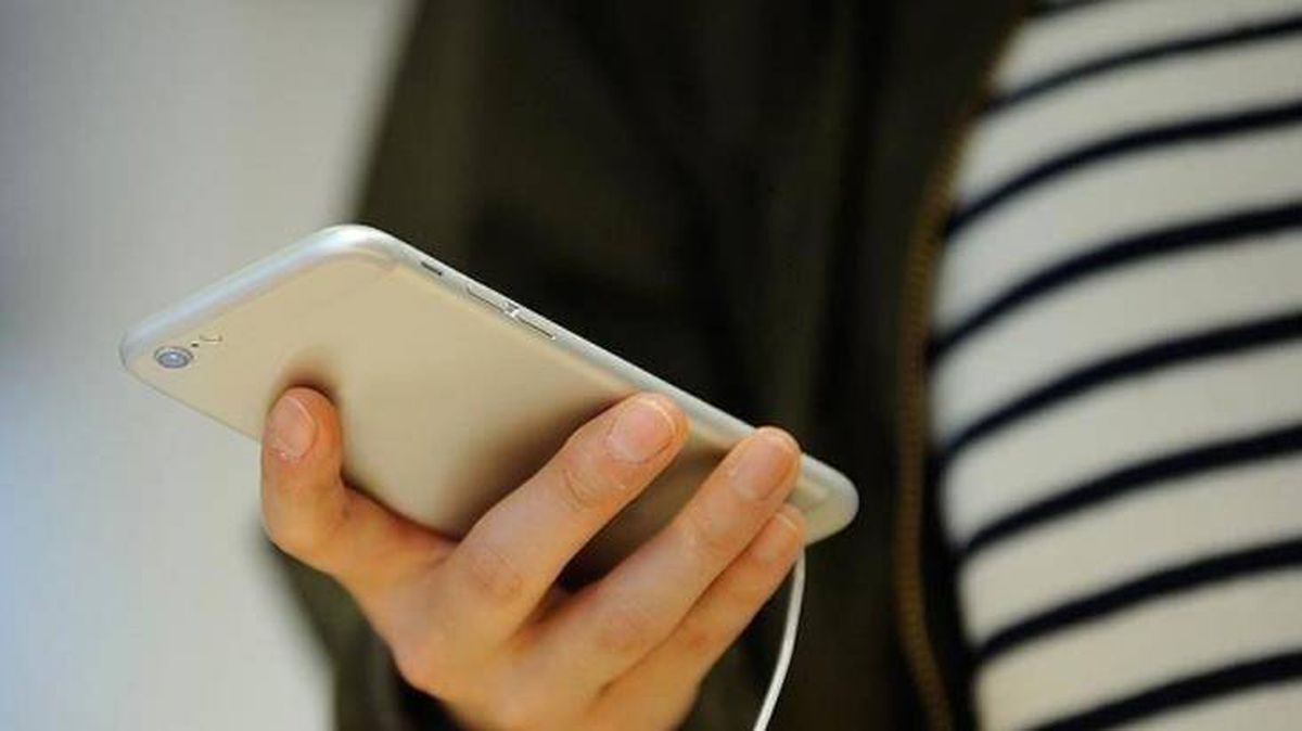 Yurt dışından getirilen cep telefonları için harç tutarı 2 bin 6 lira oldu