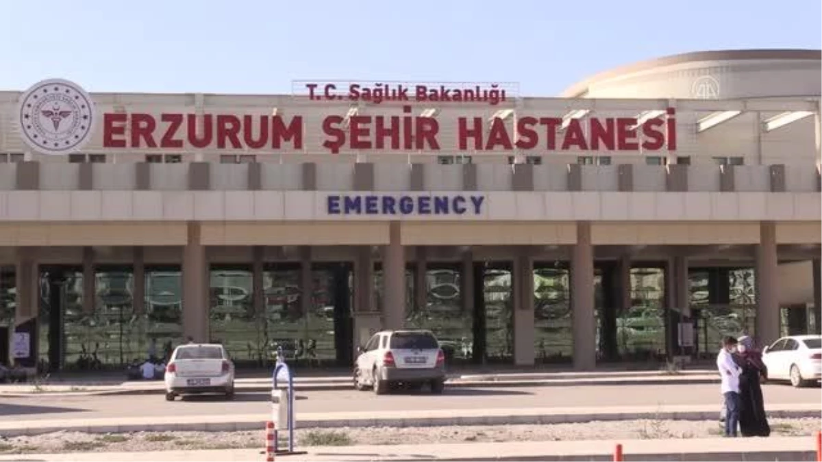 155 günlük yoğun bakımın ardından Kovid-19\'u yenen kişi alkışlarla servis odasına alındı