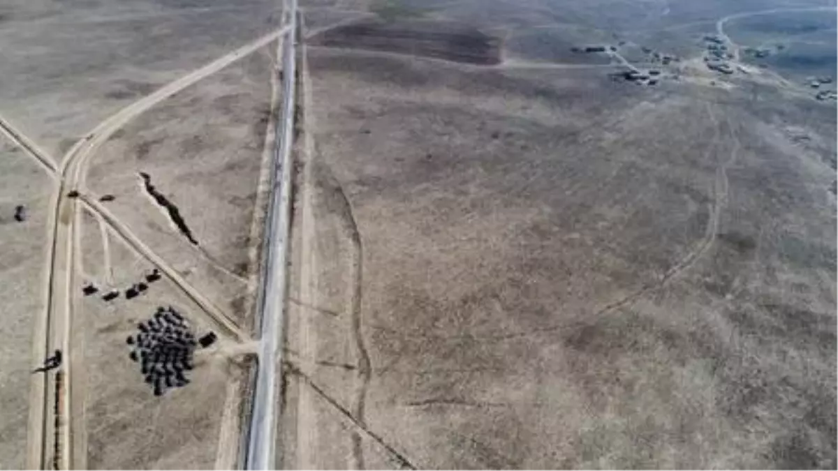 630 metre çapındaki obruğun üzerinden geçen yol taşınıyor