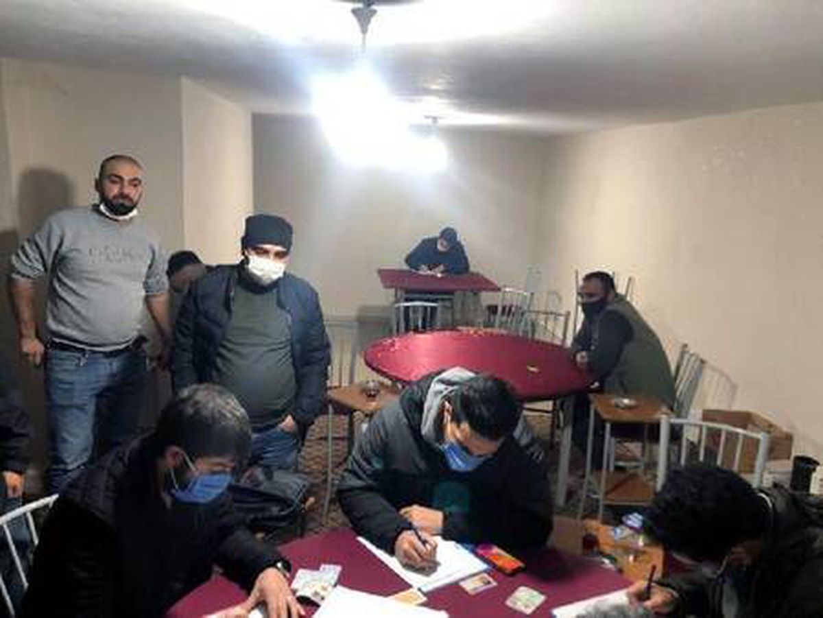 Adana\'da kısıtlamada kumar baskını; camdan atlayarak kaçmaya çalıştılar