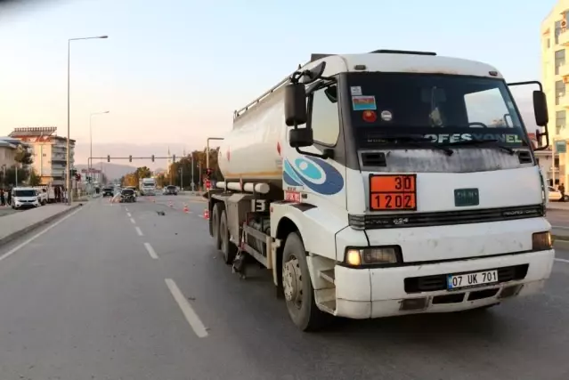 Alkollü sürücü kırmızı ışıkta geçip tankere çarptı