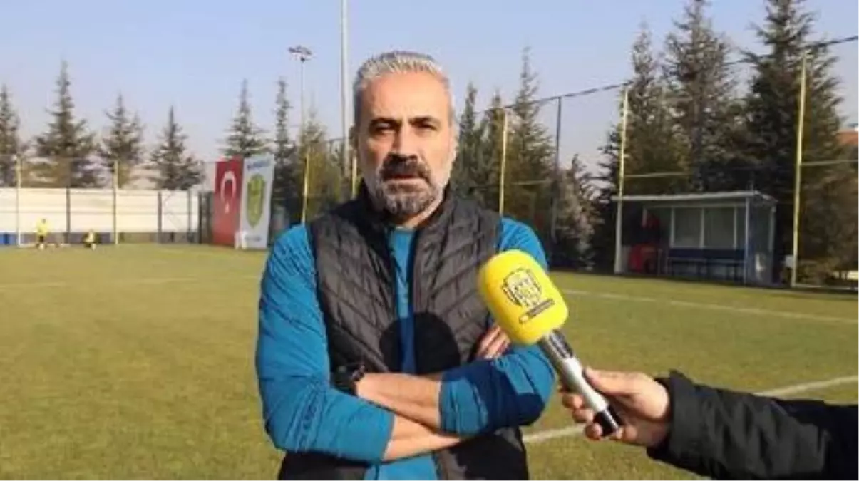 Ankaragücü teknik direktörü ve futbolculardan taraftara yeni yıl mesajı