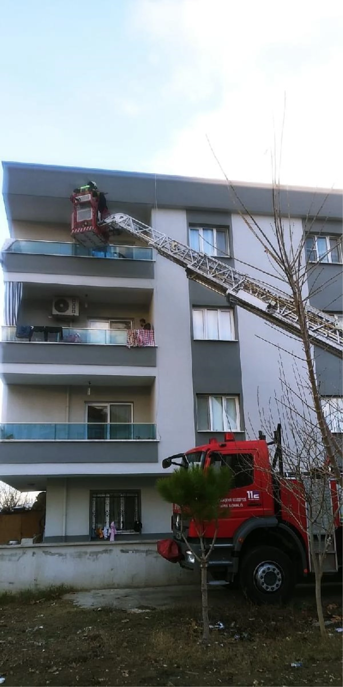 Anneannesi anahtarı unutunca 1 yaşındaki bebek evde mahsur kaldı