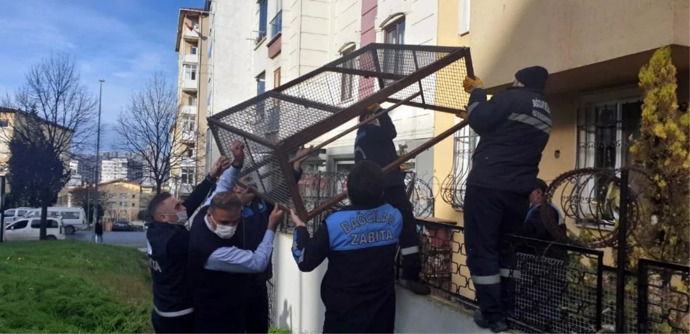 Kötü koku ihbarı üzerine harekete geçen zabıta ekipleri balkondaki kümesi görünce şoke oldu