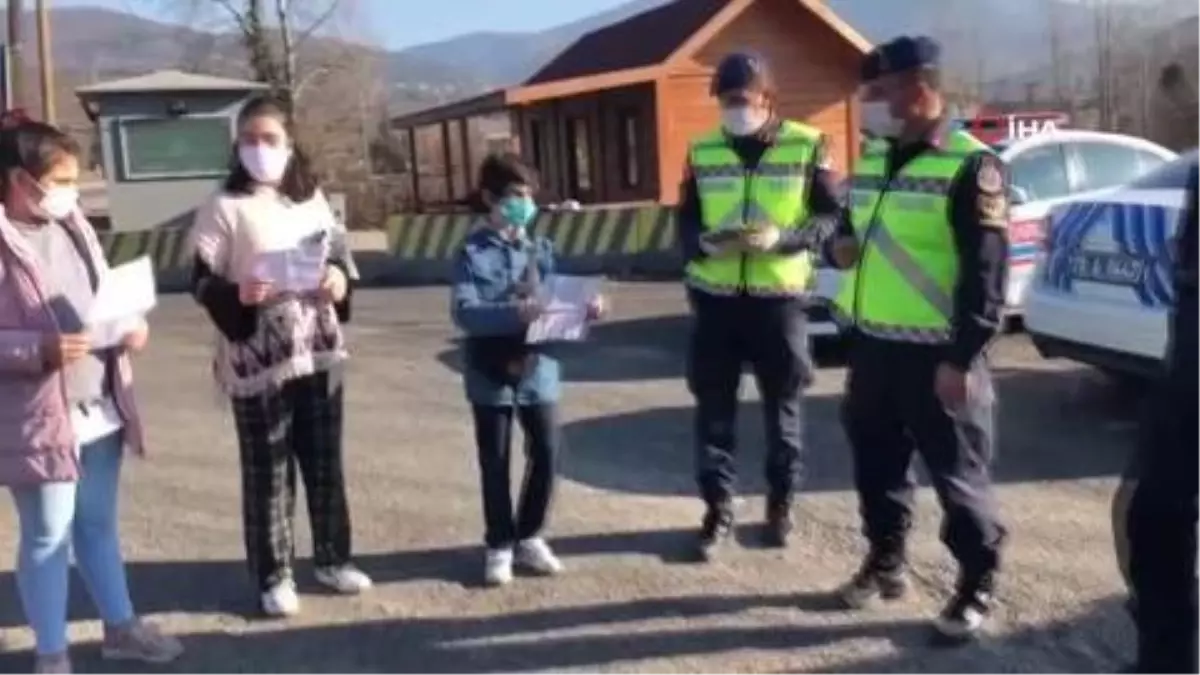 Son dakika haberleri... Bu sefer öğrenciler araçları durdurup, maske, mesafe ve hijyen uyarısı yaptı- Ortaokul öğrencileri polis ve jandarmaya yazdıkları mektupları teslim...