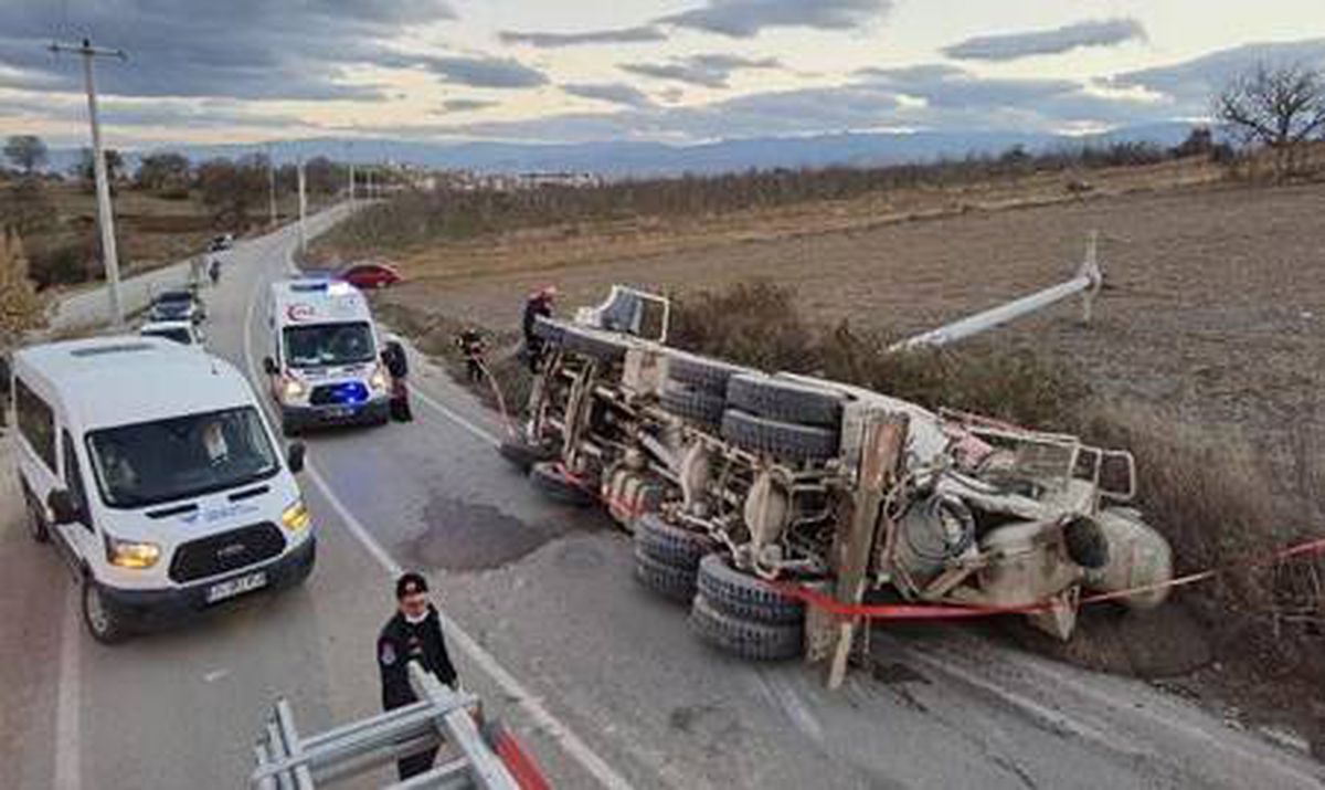 Bursa\'da beton mikseri devrildi; sürücü ağır yaralı