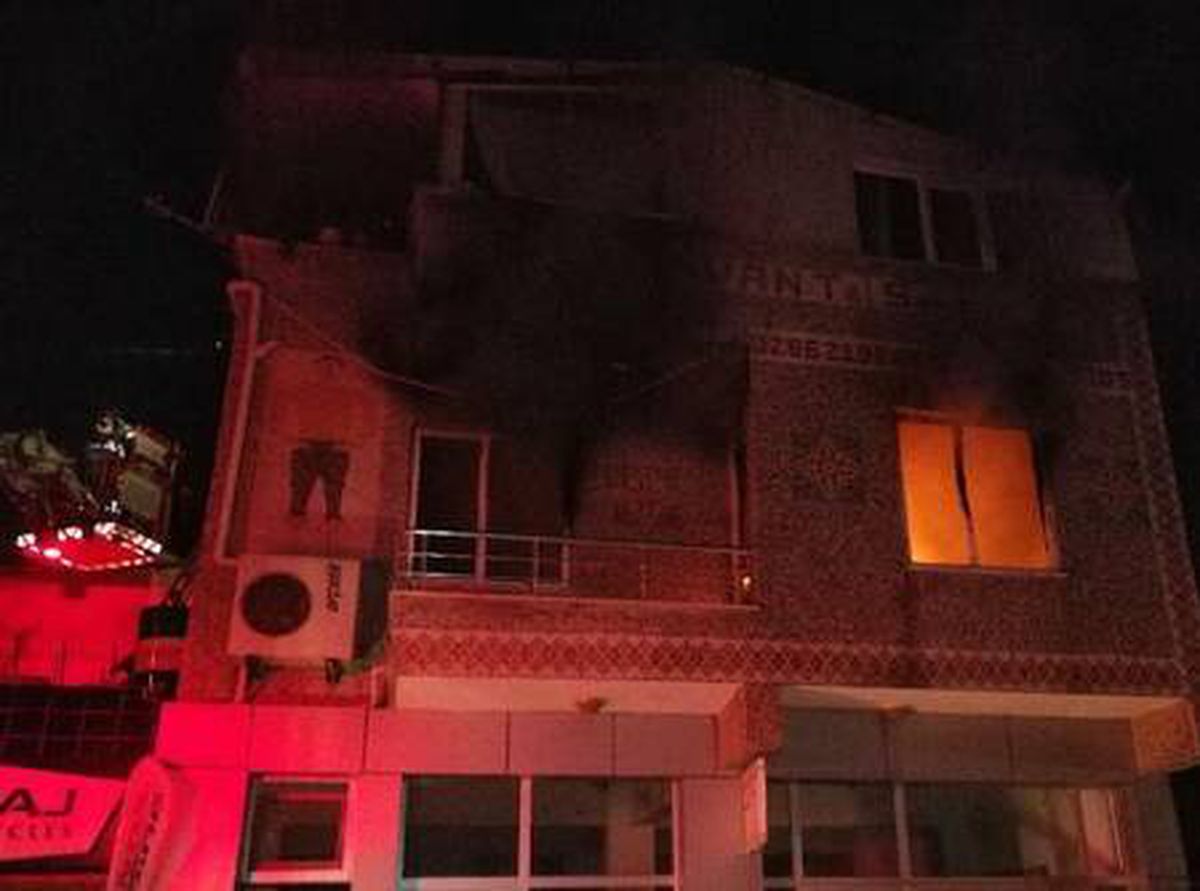 Çanakkale\'de sobalı evde çıkan yangında mahsur kalan aileyi itfaiye kurtardı