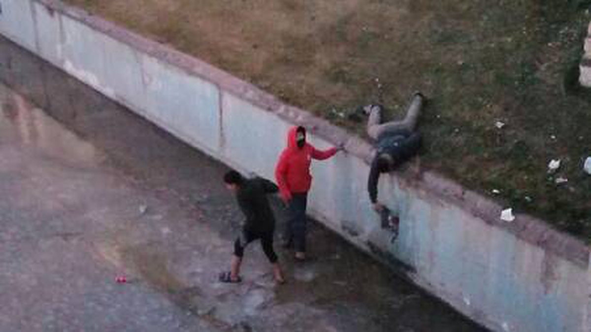Yavru kediyi, mahsur kaldığı su yatağından çocuklar kurtardı
