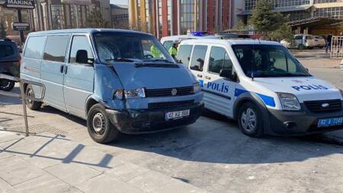 Ehliyetsiz sürücünün minibüsle çarptığı kadın öldü
