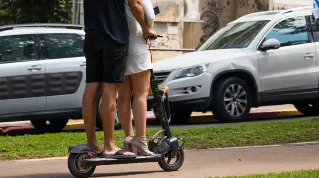 Elektrikli scooter'larla ilgili düzenleme Resmi Gazete'de yayımlandı! Artık iki kişi binen ceza ödeyecek Elektrikli scooter'larla ilgili düzenleme Resmi Gazete'de yayımlandı! Artık iki kişi binen ceza ödeyecek
