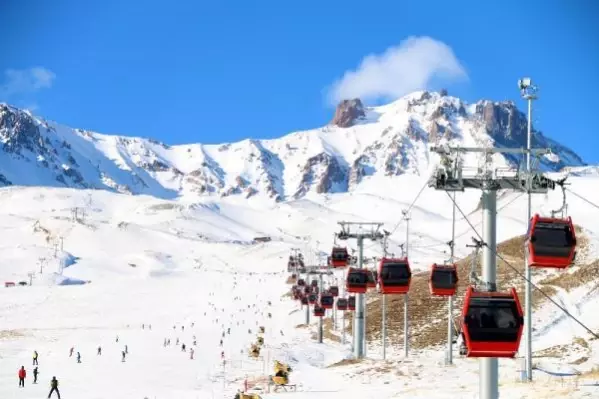 Erciyes Kayak Merkezi'nde yeni yıl öncesi turist yoğunluğu