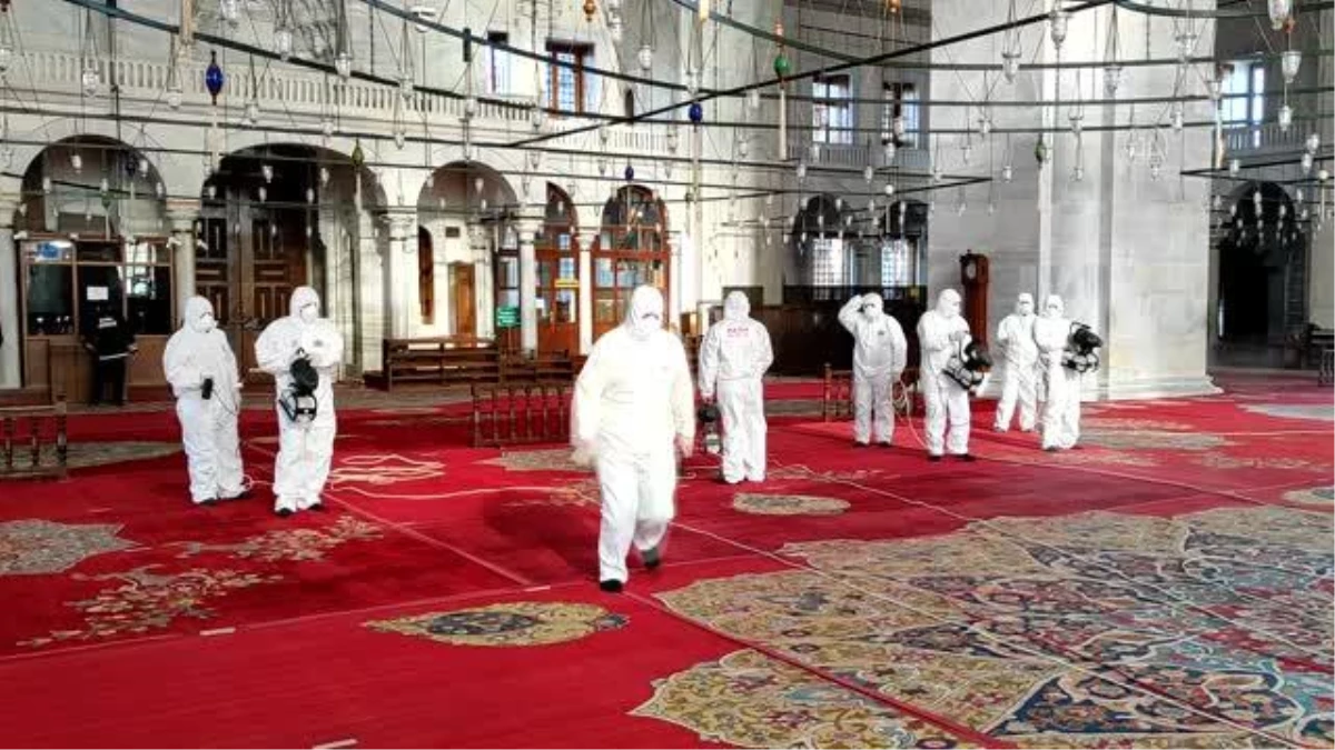 Fatih\'teki camiler, Kovid-19 önlemleri kapsamında dezenfekte ediliyor