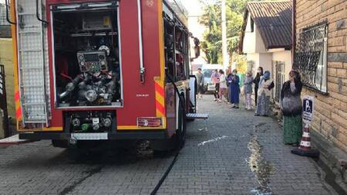 Son dakika haberi | İtfaiye araçları dar sokaktan geçemedi, ekipler yangını söndürmeye koşarak gitti