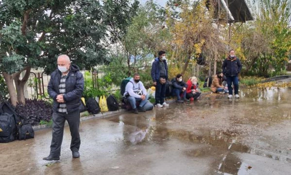 Kapalı olan kamp alanında geceleyen 39 kaçak göçmen yakalandı