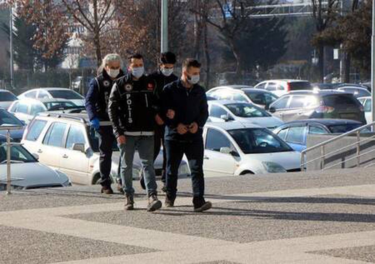 Otomobilde parçalar halinde esrarla yakalandılar