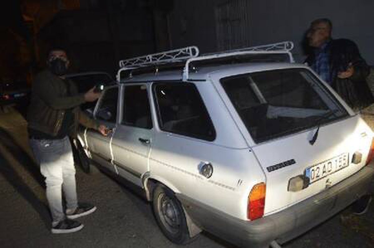 Otomobilden kablo çalarken bekçiler yakaladı