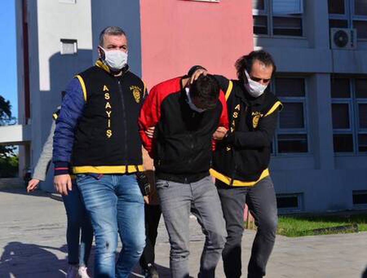 Uygunsuz görüntüleriyle şantaj yapıp, 320 bin lirasını aldılar
