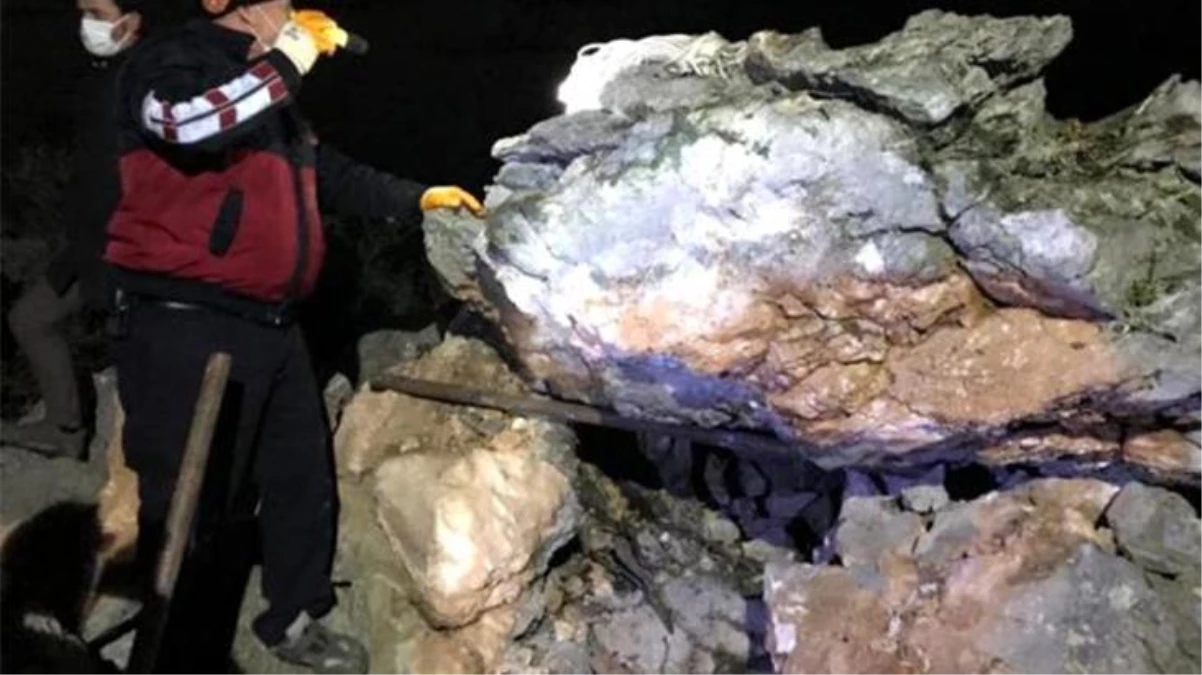 5 tonluk kaya parçasının altında kalan çoban hayatını kaybetti
