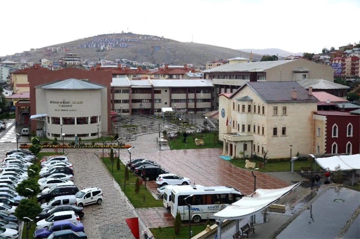 Anne Üniversitesi üçüncü mezunlarını verdi