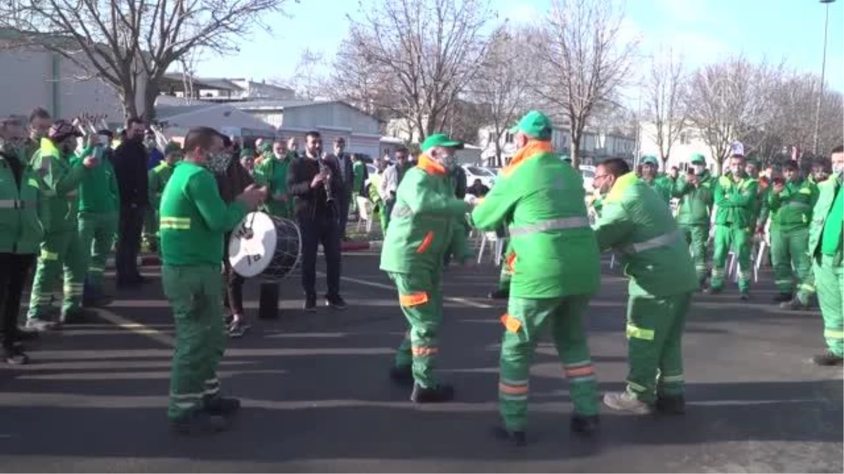 Belediye personelinden davullu zurnalı toplu sözleşme kutlaması