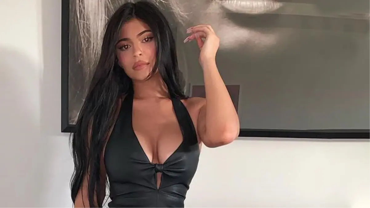 Cesur bikinisiyle havuzda poz veren Kylie Jenner, 9 milyondan fazla beğeni aldı