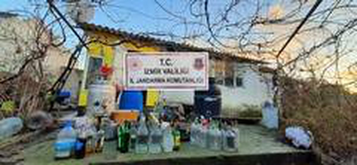 İzmir\'de 365 litre sahte içki ele geçirildi