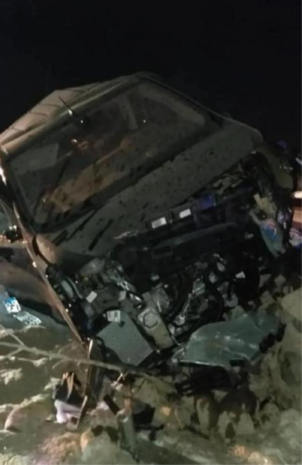 Son Dakika | Kaçak göçmenleri taşıyan kamyon ile takip eden polis aracı kaza yaptı: 2 ölü, 5 yaralı