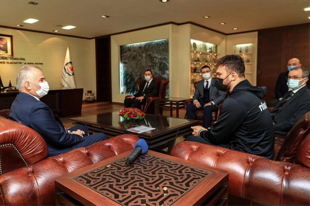 Milli Güreşçi Karadeniz\'den Başkan Zolan\'a ziyaret